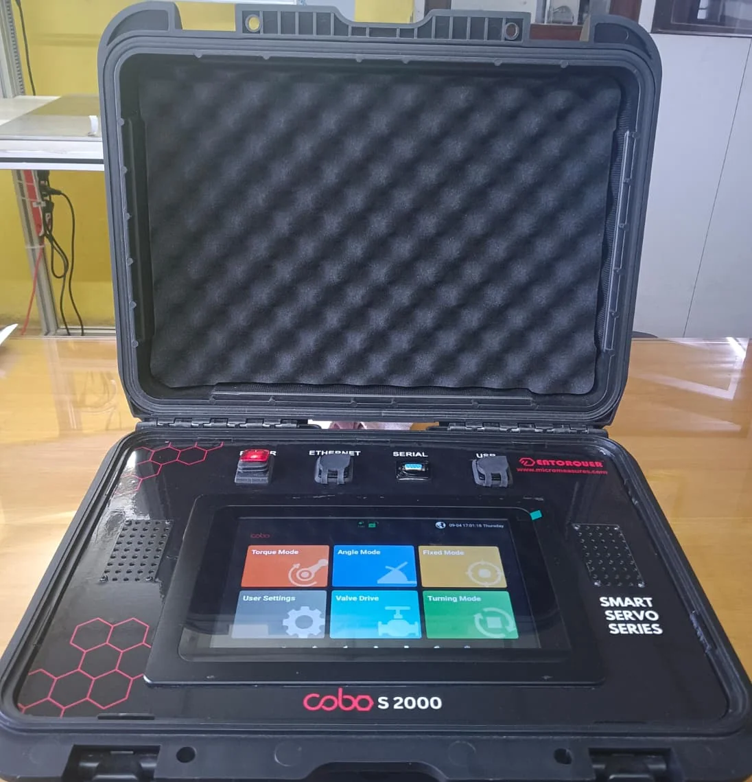 Cobo S2000 Smart Servo Series controller — 7-inch colour touchscreen with Torque, Angle, Fixed, Valve-drive and Turning modes, plus Ethernet, serial and USB ports