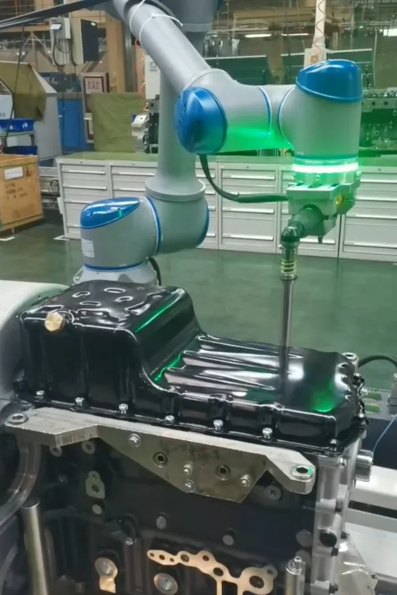 Robotic tightening cell integrated into a production line